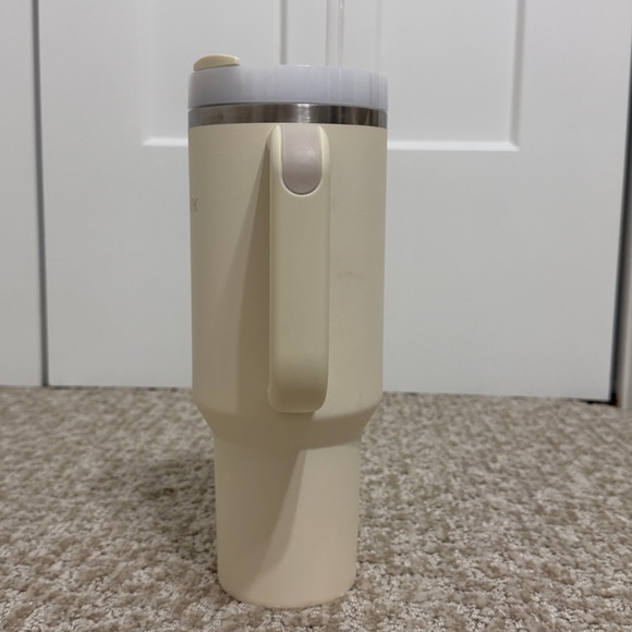 Stanley 40 oz Quencher Tumbler Cream Neutral Handle Straw Lid - Picture 4 of 6